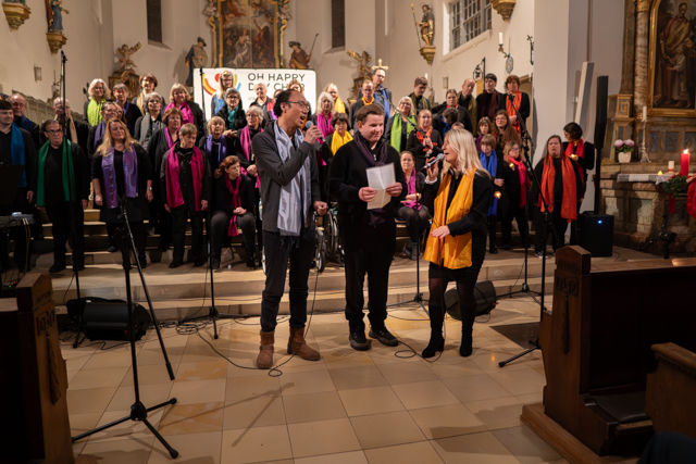 Autokran hebt Fertigbauteil