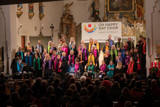 Autokran hebt Fertigbauteil