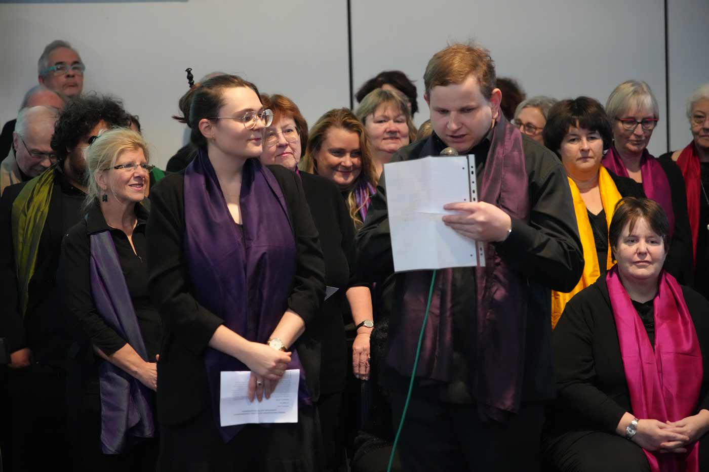 Autokran hebt Fertigbauteil