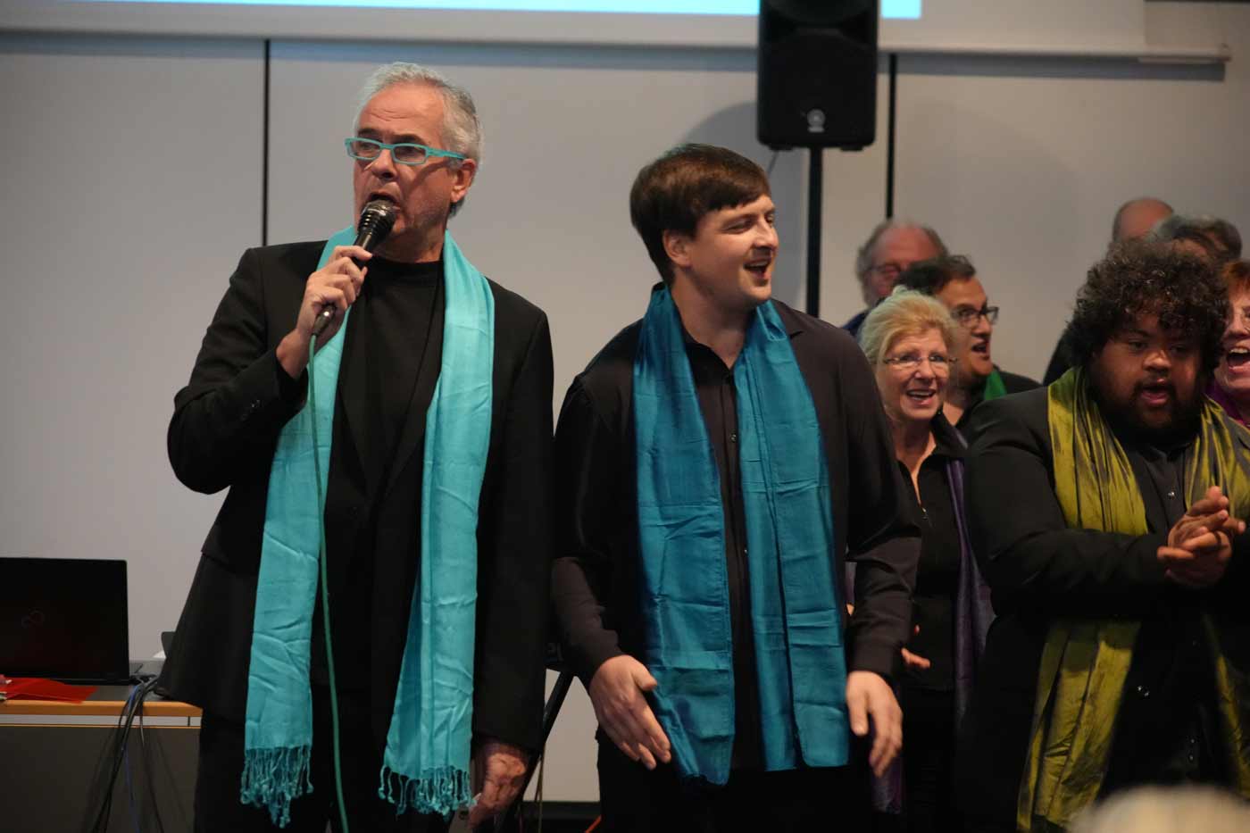 Autokran hebt Fertigbauteil