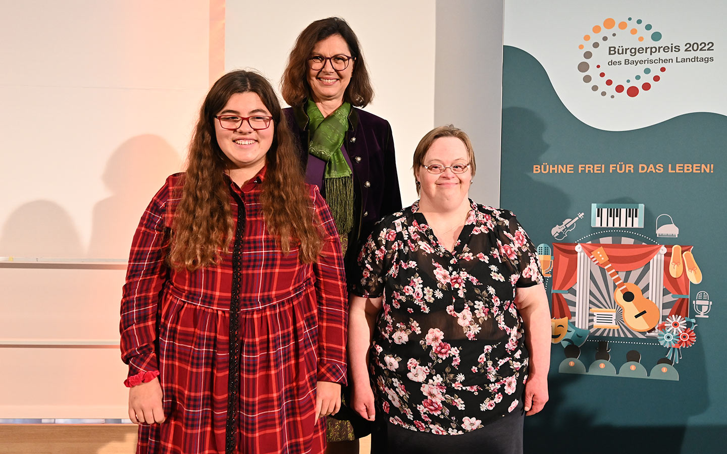 Autokran hebt Fertigbauteil